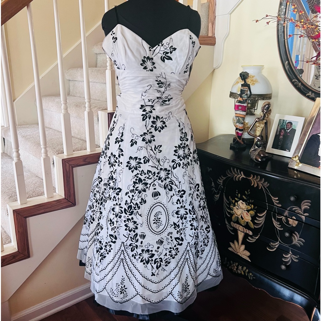 *Vintage Black And White Papell Boutique